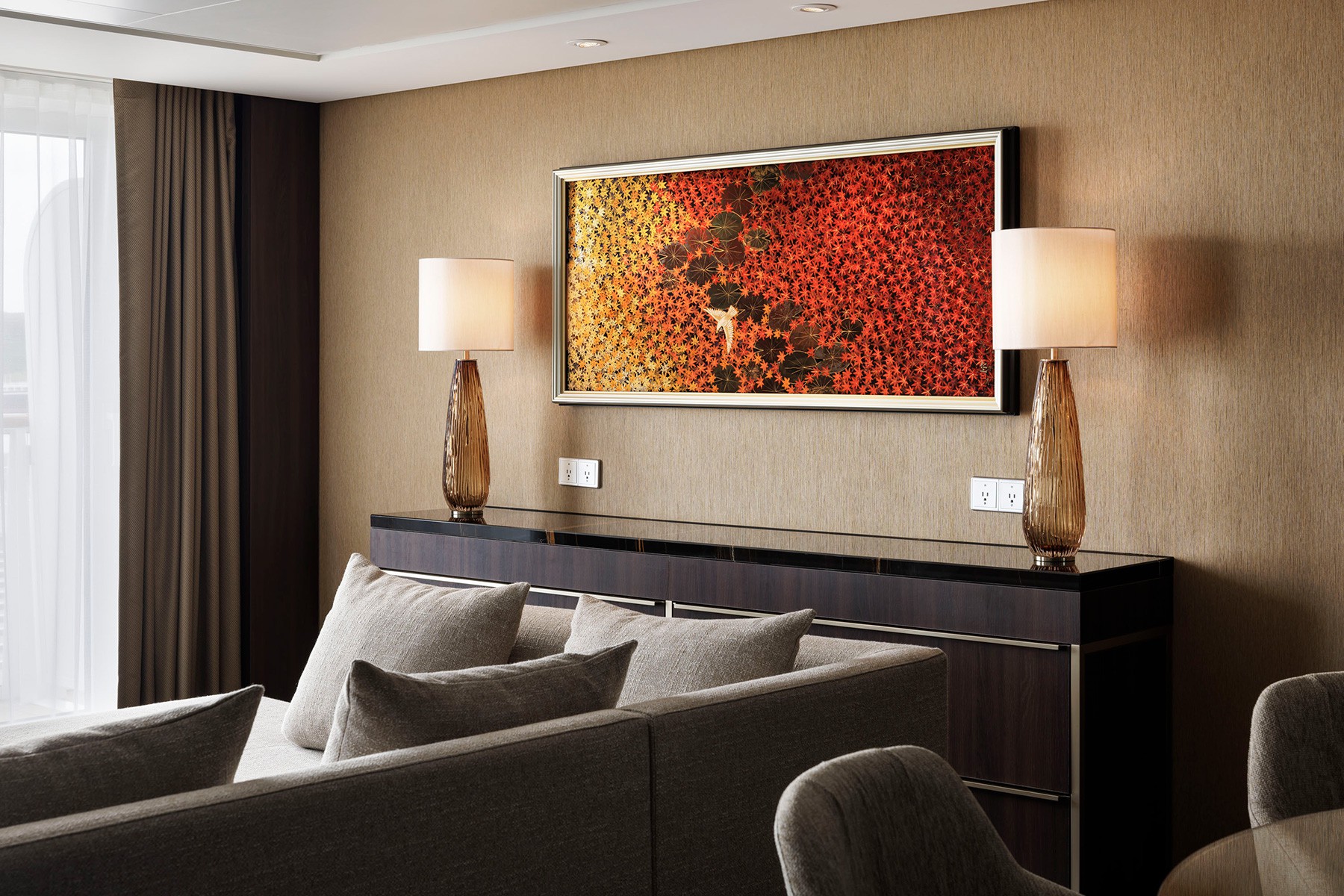 池に浮かぶ紅葉